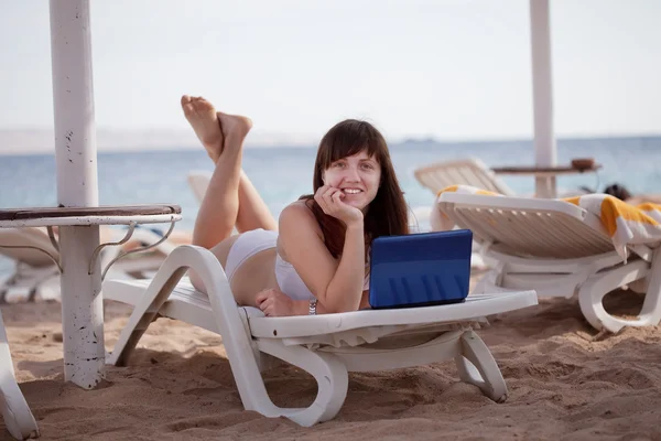 Woman with laptop at resort — Stock Photo, Image