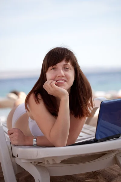 快乐的女人在海滩度假村 — 图库照片