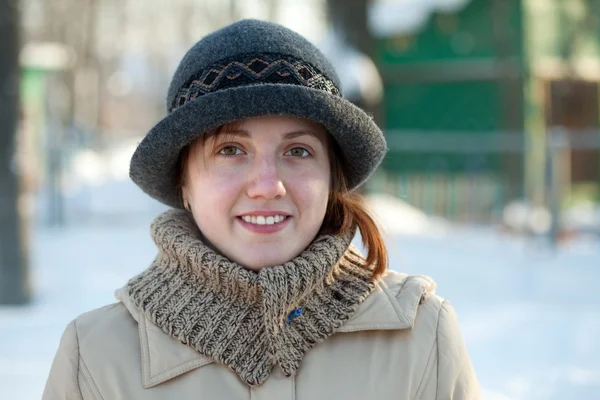 女性の屋外の冬のポートレート — ストック写真