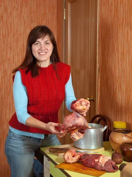 Vrouw met ruwe rundvlees — Stockfoto