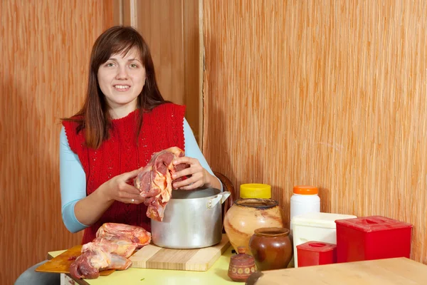 Vrouw rundvlees koken — Stockfoto