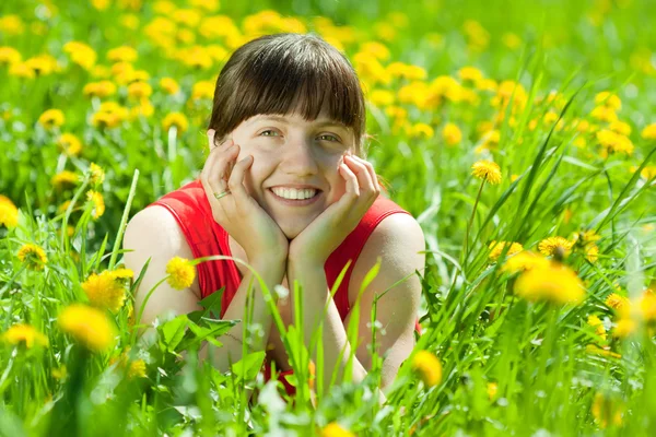 Uśmiechnięty yo ung kobieta, leżąc na trawie — Zdjęcie stockowe