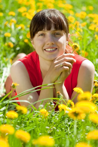 Smiling woman relaxing in grass — Stock Photo, Image