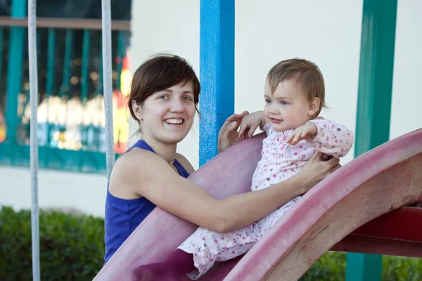 Glückliche Mutter mit Kleinkind auf Rutsche — Stockfoto