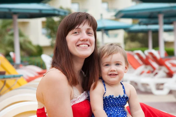 Счастливая мать с маленьким ребенком на курорте — стоковое фото
