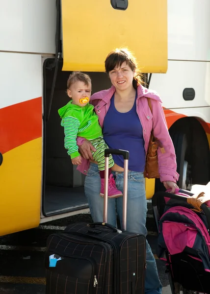 Mor och barn reser på buss — Stockfoto