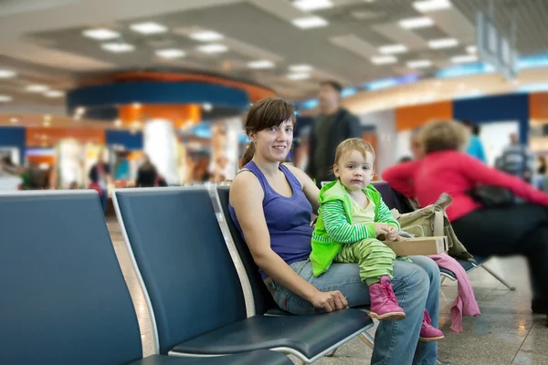 Mor och barn på flygplats — Stockfoto