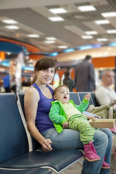 母亲和儿童在机场 — 图库照片
