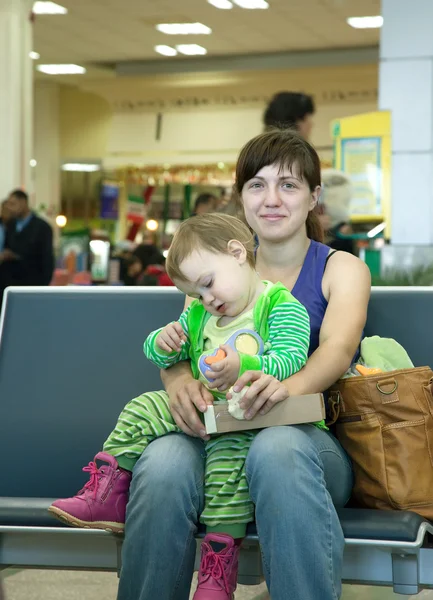Moeder en kind op luchthaven — Stockfoto