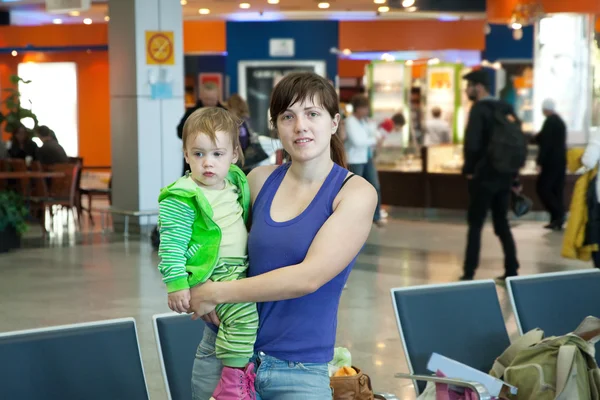 Οικογένεια στο αεροδρόμιο — Φωτογραφία Αρχείου