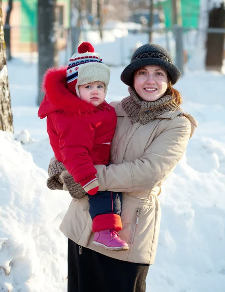 겨울에 아이 함께 행복 한 어머니 — 스톡 사진