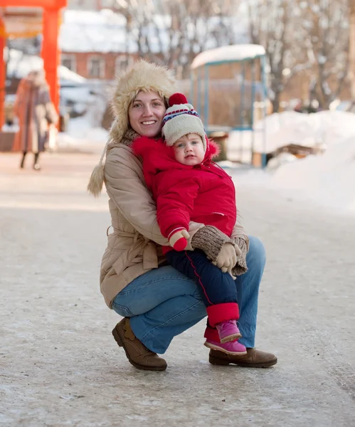 Madre felice con bambino in inverno — Foto Stock