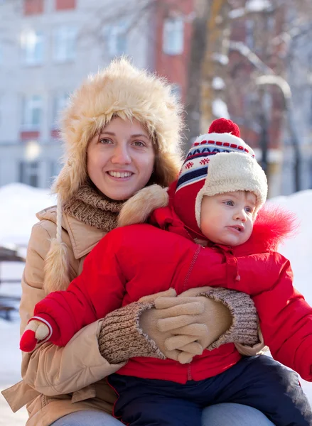 Mère avec tout-petit en hiver — Photo