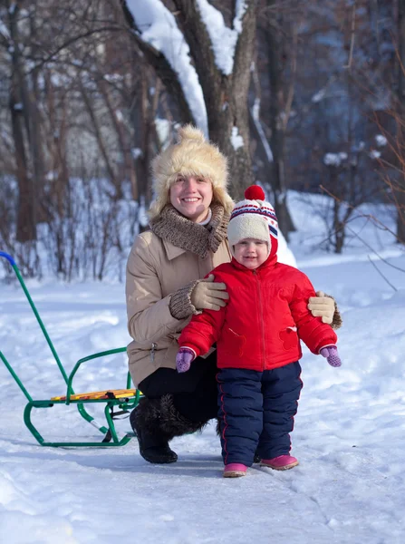Madre feliz con niño en invierno —  Fotos de Stock