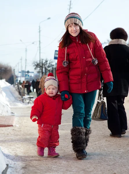 Matka s batoletem v zimě ulice — Stock fotografie