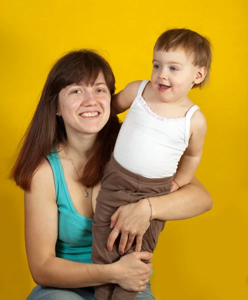 Mère avec son enfant sur jaune — Photo
