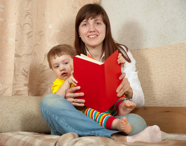 Moeder en dochter lezen boek — Stockfoto