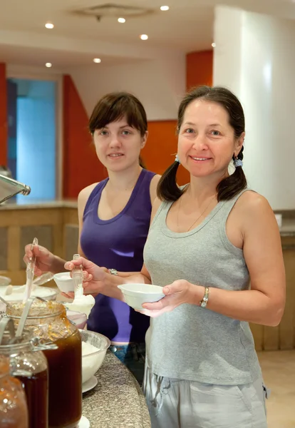 Twee vrouwen neemt melk voedsel — Stockfoto