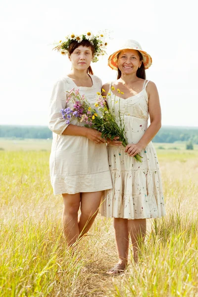 Retrato de duas mulheres com flores — Fotografia de Stock