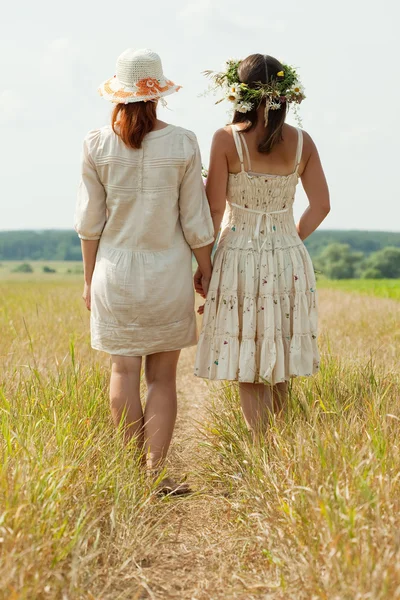 Dwie kobiety na lato pole — Zdjęcie stockowe