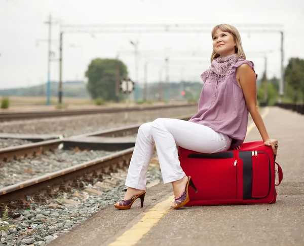 Женщина ждет в поезде — стоковое фото