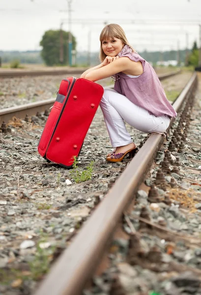 Femme assise sur le rail — Photo