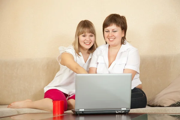 妇女在家庭中使用笔记本电脑 — 图库照片