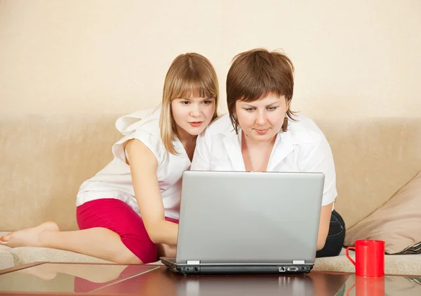 两个年轻妇女用的笔记本电脑 — 图库照片
