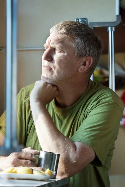 Человек смотрит в окно в спальном поезде — стоковое фото