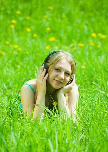 Flicka lyssna musik — Stockfoto