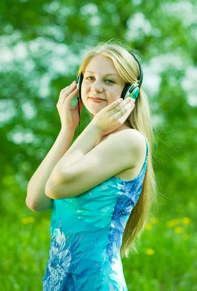 Flicka lyssna till musik — Stockfoto