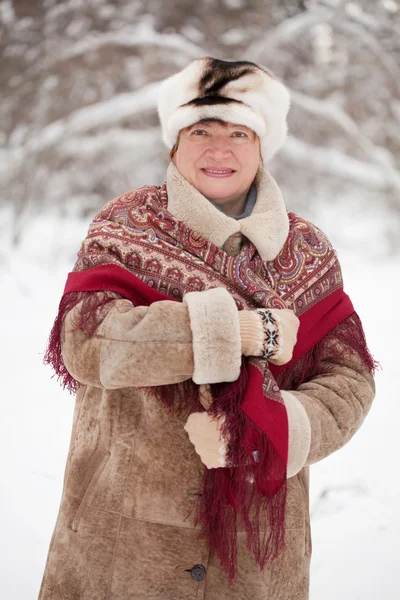 Zralá žena s šátkem v zimě — Stock fotografie