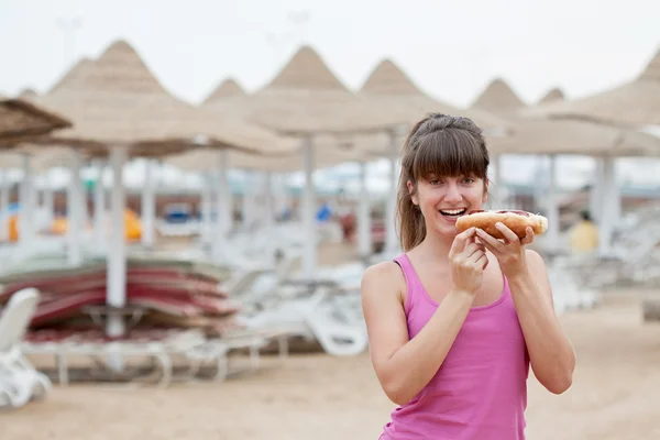 Girl eating hot dog — Stock Photo, Image