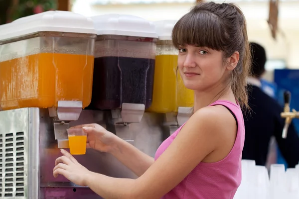 Girl pours a juice — Stock Photo, Image
