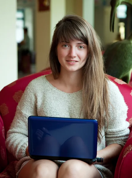 Девушка сидит с ноутбуком — стоковое фото