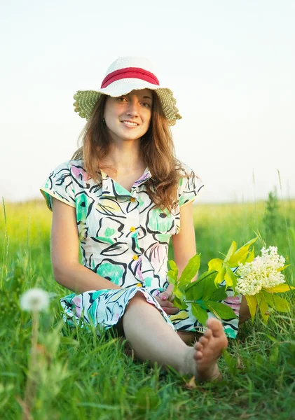 Yaz şapkalı kız — Stok fotoğraf