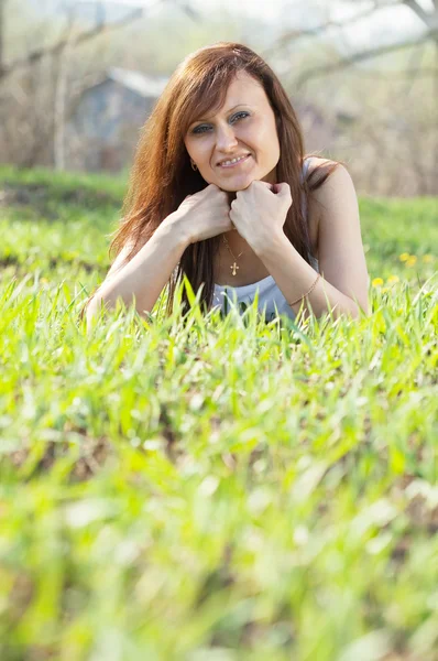 Donna rilassante in erba — Foto Stock
