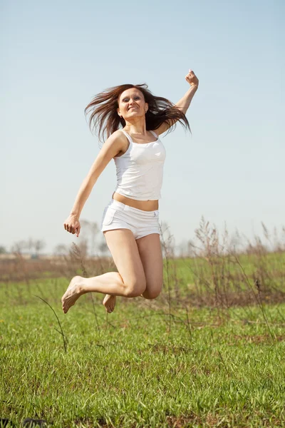 Mid volwassen vrouw springen — Stockfoto