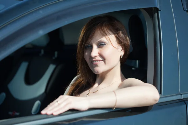 Mujer está conduciendo su coche —  Fotos de Stock