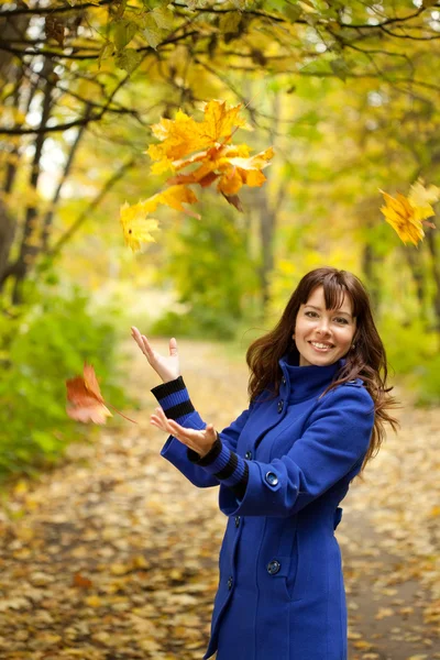 Girl throw up yellow leaves — Stock Photo, Image
