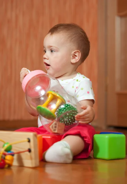 Einjähriges Kind mit Spielzeug — Stockfoto