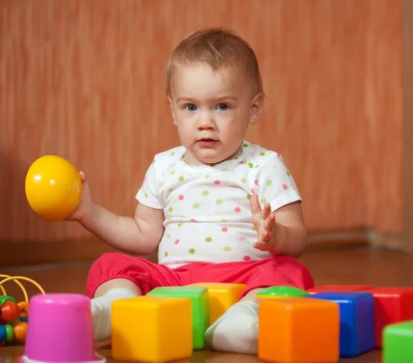 Einjähriges Kind mit Spielzeug — Stockfoto