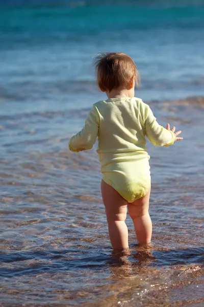 Vista trasera niño en el mar —  Fotos de Stock