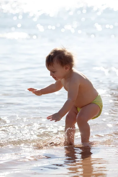 Glückliches Kleinkind im Meer — Stockfoto