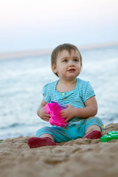 Bambino che gioca sulla sabbia — Foto Stock