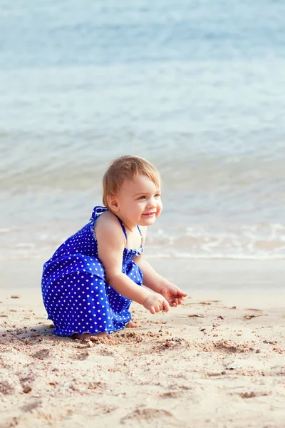 Girl on sand beach — Stock Photo, Image