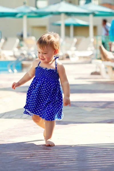 Bebé niña caminando en hotel resort — Foto de Stock