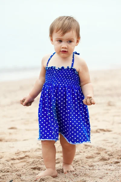Dívka chůze na pláž s pískem — Stock fotografie