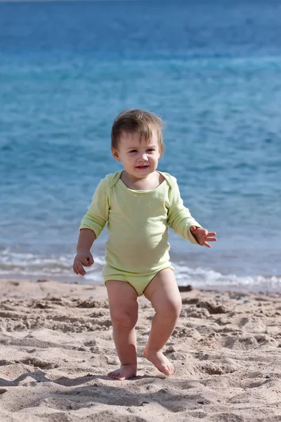 Toddler walking on sand beach — Stock Photo, Image