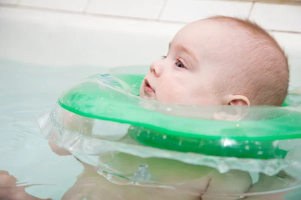 お風呂で泳いでる赤ちゃん — ストック写真